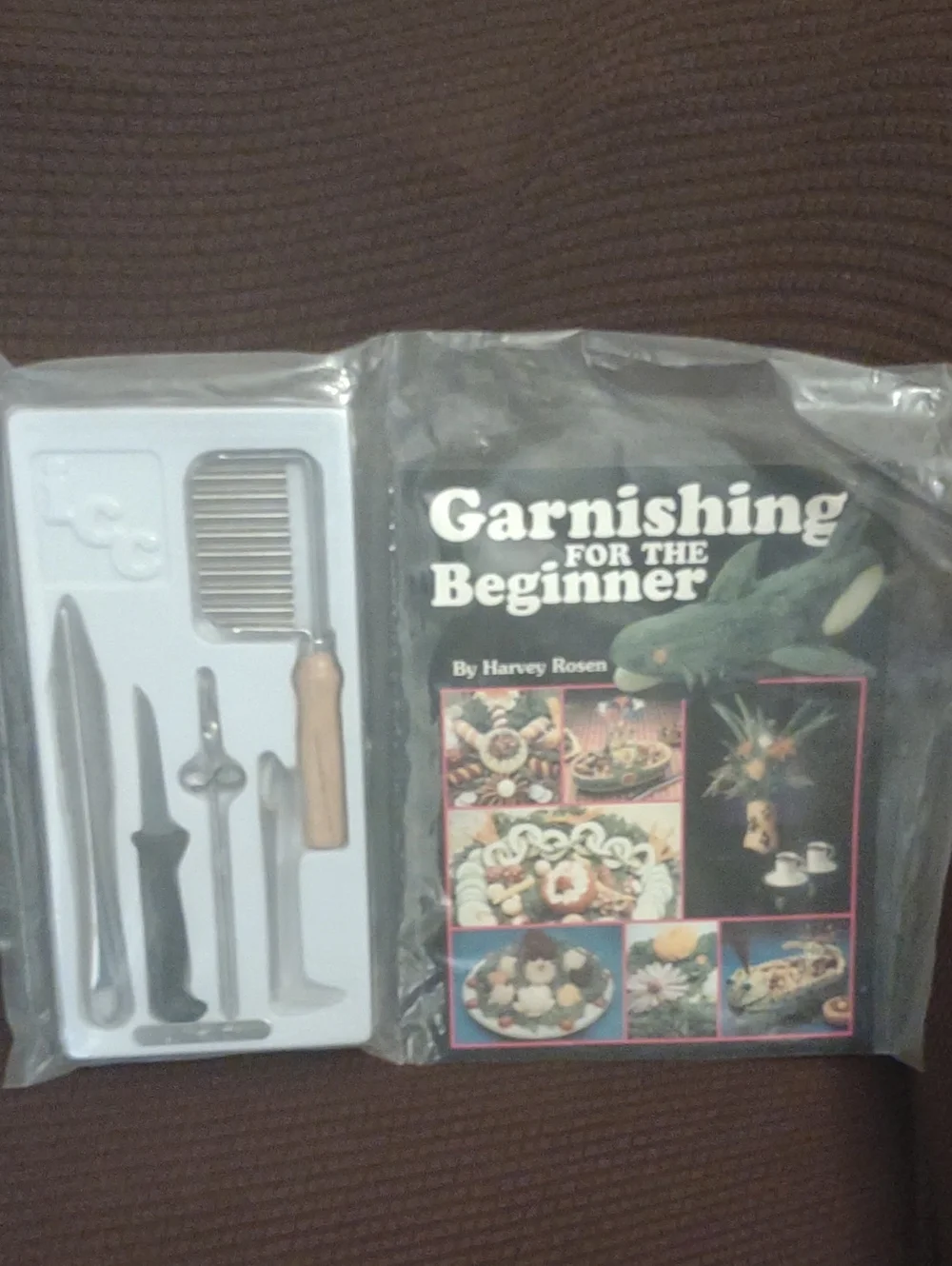 Garnishing for the Beginner Book with Carving Tool Set - Black/White